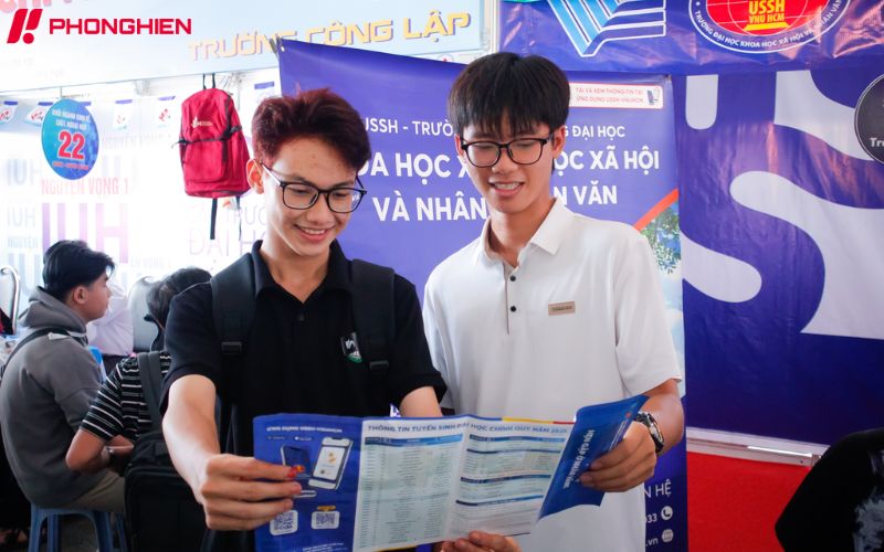 Poster tuyển sinh đẹp