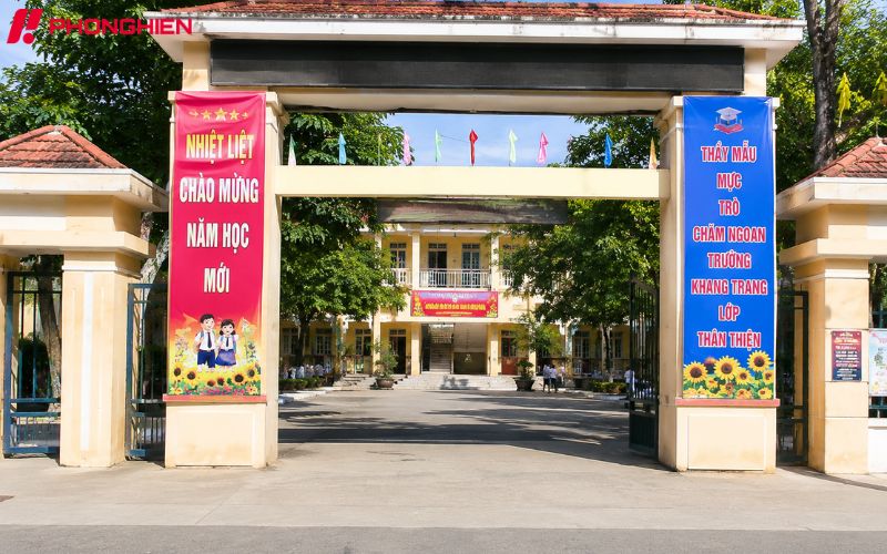 Băng rôn khai giảng dọc nổi bật, bền đẹp, phù hợp treo ngoài trời