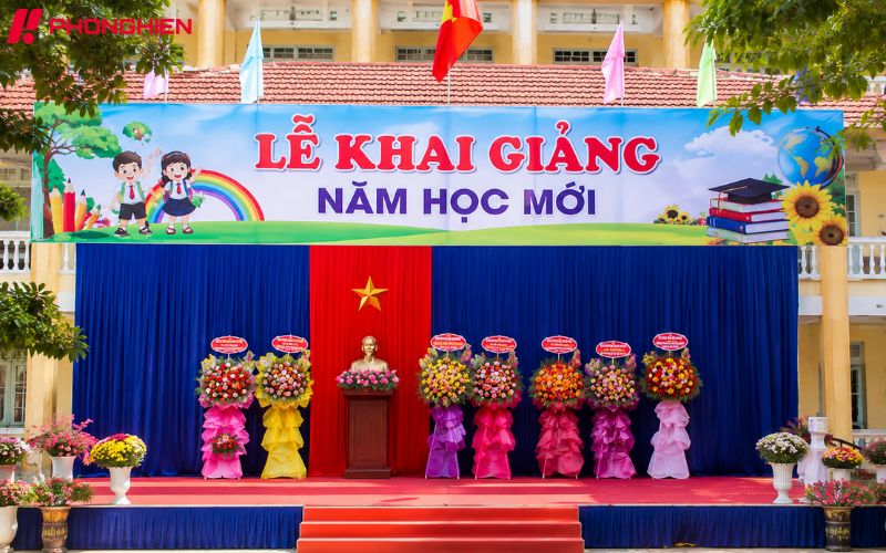 Băng rôn lễ khai giảng ngang tạo điểm nhấn nổi bật cho sân khấu