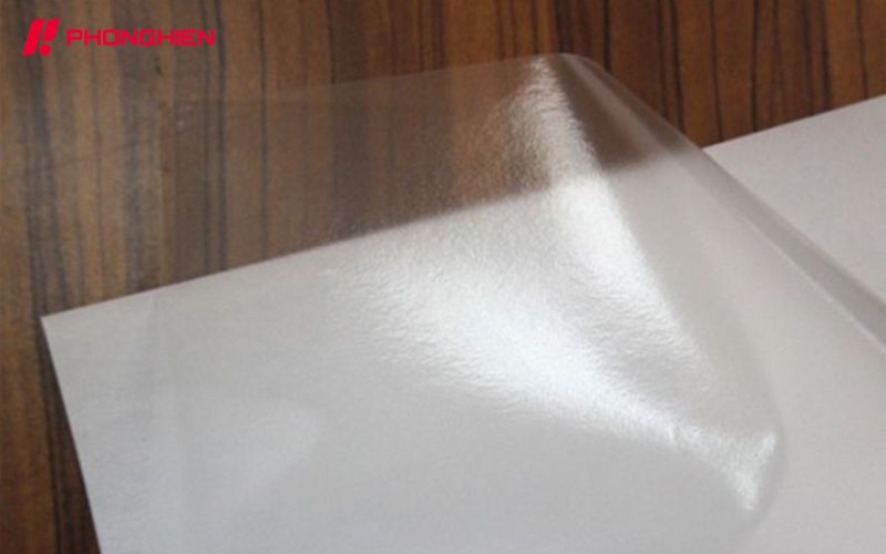 Decal nhựa được sản xuất từ các loại nhựa như PP, PVC hoặc PET