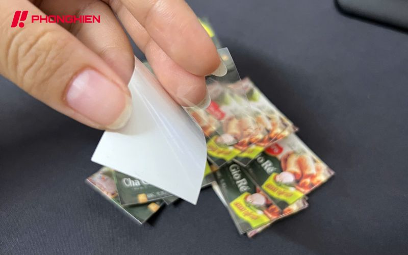 Decal PP có keo có lớp keo ở mặt sau